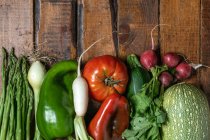 Свежие органические овощи на темном деревянном столе — стоковое фото