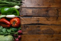Frisches Bio-Gemüse auf einem dunklen Holztisch — Stockfoto