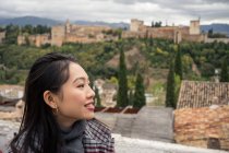 Feminino turista desfrutando de vista para o grande castelo antigo em Granada, Espanha — Fotografia de Stock