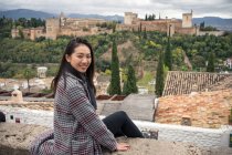 Turismo femminile con vista sul grande castello antico di Granada, Spagna — Foto stock