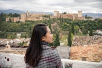 Жіночий турист, який насолоджується виглядом на великий стародавній замок у Гранаді (Іспанія). — стокове фото