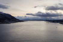 Paysage des îles médianes de baie calme par temps nuageux — Photo de stock