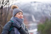 Asiatique touriste féminine en vêtements chauds à la nature enneigée — Photo de stock