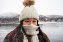 Asiática hembra en calidez en zona montañosa nevada - foto de stock