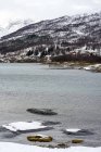 Marina nórdica incrível com montanhas e aldeia — Fotografia de Stock