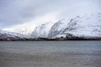 Paysage marin nordique incroyable avec montagnes et village — Photo de stock