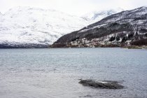 Increíble paisaje marino nórdico con montañas y pueblo - foto de stock