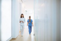 Dottore in uniforme bianca che cammina lungo il corridoio — Foto stock