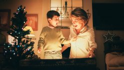 Mãe e filho abrindo caixa mágica no dia de Natal — Fotografia de Stock