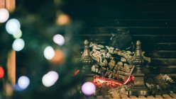 Arbre de Noël et cheminée en arrière-plan — Photo de stock