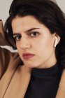 Frau mit Ohrhörern im Studio — Stockfoto