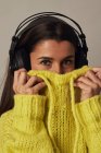 Играющая молодая женщина слушает музыку в студии — стоковое фото