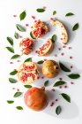 Frischer, saisonaler Granatapfel von oben auf weißem Hintergrund. Gesunde Ernährung Detox. Flache Lage — Stockfoto