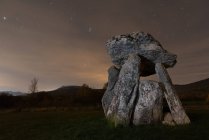 Old Dolmen de Sorginetxe situato in campagna contro il cielo stellato notturno ad Arrizala, Spagna — Foto stock