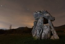 Alte Dolmen de Sorginetxe auf dem Land gegen den Sternenhimmel in Arrizala, Spanien — Stockfoto