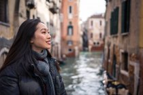 Satisfait asiatique repos femme explorer la vieille ville avec des voies navigables — Photo de stock