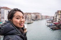 Zufriedene asiatische ruhende Frau erkundet die Altstadt mit Wasserwegen — Stockfoto