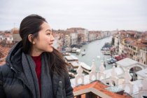 Conteúdo Asiática turista feminina na cidade velha com linhas d 'água — Fotografia de Stock