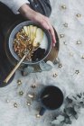 Pflanzenweibchen ernähren sich gesund und natürlich in Schale und trinken eine Tasse Tee — Stockfoto