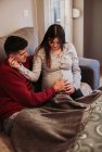 Glücklicher Ehemann berührt Bauch der schwangeren Frau — Stockfoto