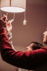 Attesa coppia lampadario di illuminazione nella stanza del bambino — Foto stock