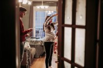 Giovane coppia in attesa di bambino organizzare l'albero di Natale a casa — Foto stock