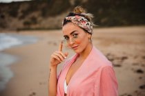 Stylische Frau ruht sich am Strand aus — Stockfoto