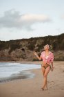 Stylische Frau ruht sich am Strand aus — Stockfoto