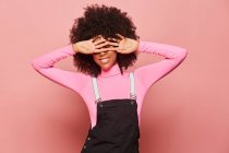 Mujer joven afroamericana cubriendo los ojos con las manos - foto de stock