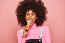 Mujer divertida con helado mirando a la cámara - foto de stock