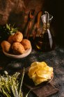 Pommes und Bratkartoffeln auf dem Tisch — Stockfoto