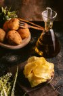 Сумка картопля фрі і смажити на столі — стокове фото