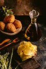 Pommes und Bratkartoffeln auf dem Tisch — Stockfoto