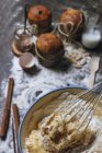 Misturar produtos de uísque em tigela de cerâmica enquanto prepara a massa para o bolo típico panettone de Natal na mesa — Fotografia de Stock