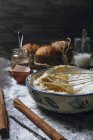 Продукти змішування хліба в керамічній мисці під час приготування тіста для типового різдвяного панеттону на столі — стокове фото