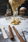 Würziger Teig für den traditionellen Weihnachts-Panettonkuchen auf einem mit Mehl mit Zimt und Vanille bestreuten Tisch — Stockfoto