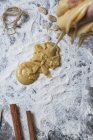 Pasta piccante per il tradizionale panettone natalizio in tavola cosparsa di farina con cannella e vaniglia — Foto stock