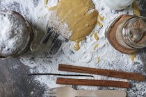 Würziger Teig für den traditionellen Weihnachts-Panettonkuchen auf einem mit Mehl mit Zimt und Vanille bestreuten Tisch — Stockfoto