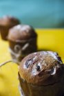 Bolos italianos preparados para o Natal polvilhados com açúcar de confeiteiro e decorados com cordel sobre fundo amarelo — Fotografia de Stock