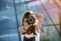 Femme prenant des photos avec caméra — Photo de stock