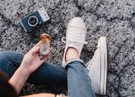Frau mit Fotokamera und Kompass — Stockfoto