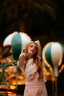 Menina adolescente elegante de pé no parque de diversões — Fotografia de Stock