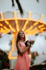 Millennial-Frau fotografiert mit Kamera in Freizeitpark — Stockfoto