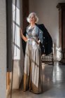 Senior donna elegante contro interni rustici in casa di campagna — Foto stock