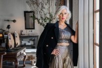 Bossy elegante Frau gegen Vintage-Interieur in Landhaus — Stockfoto