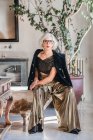 Femme âgée autoritaire sérieuse en tenue luxueuse contre salle de bain intérieure vintage — Photo de stock
