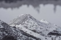 Montagne coperte di neve e ghiaccio in un paesaggio nebbioso nel nord della Spagna — Foto stock