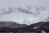 Montagne coperte di neve e ghiaccio in un paesaggio nebbioso nel nord della Spagna — Foto stock