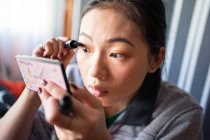 Frau trägt Wimperntusche auf — Stockfoto