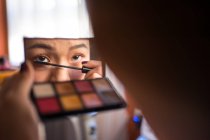 Femme appliquant le mascara sur les cils — Photo de stock